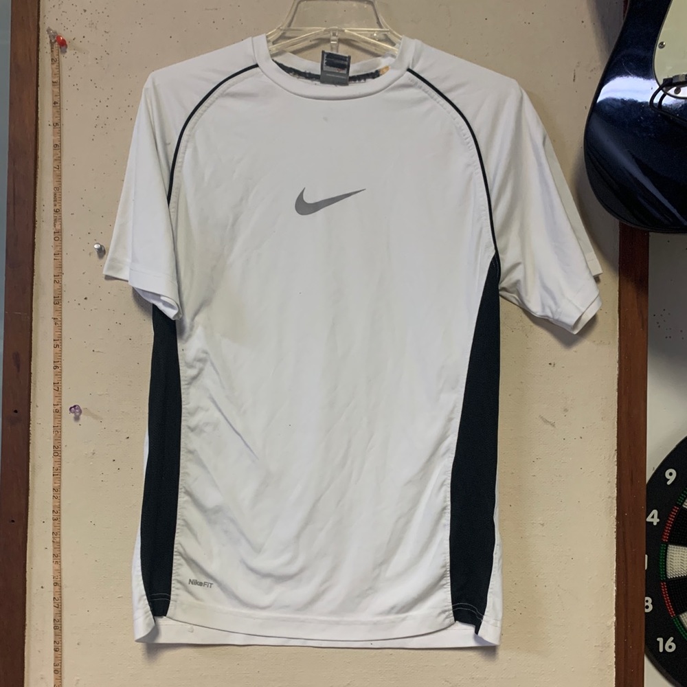 COLORBLOCKED NIKE DRI-FIT RASHGUARD. YOUTH